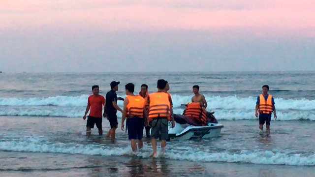 Trong lúc tắm biển, 4 người bị lật phao cuốn trôi